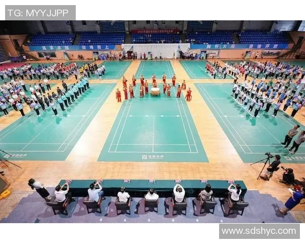 重庆羽毛球队在世界锦标赛中以84分稳居积分榜首位展现强劲实力