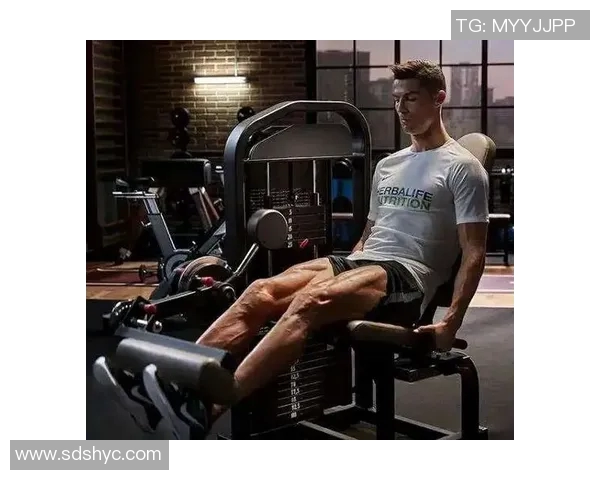 身上强壮的足球明星如何通过训练与饮食塑造完美体型与竞技状态 身上强壮的足球明星如何通过训练与饮食塑造完美体型与竞技状态